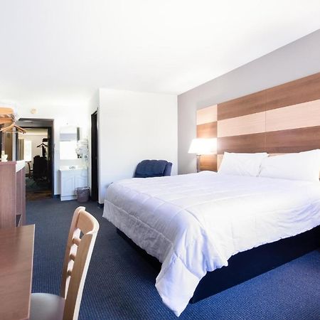 Northwoods Inn & Suites Миноккуа Экстерьер фото