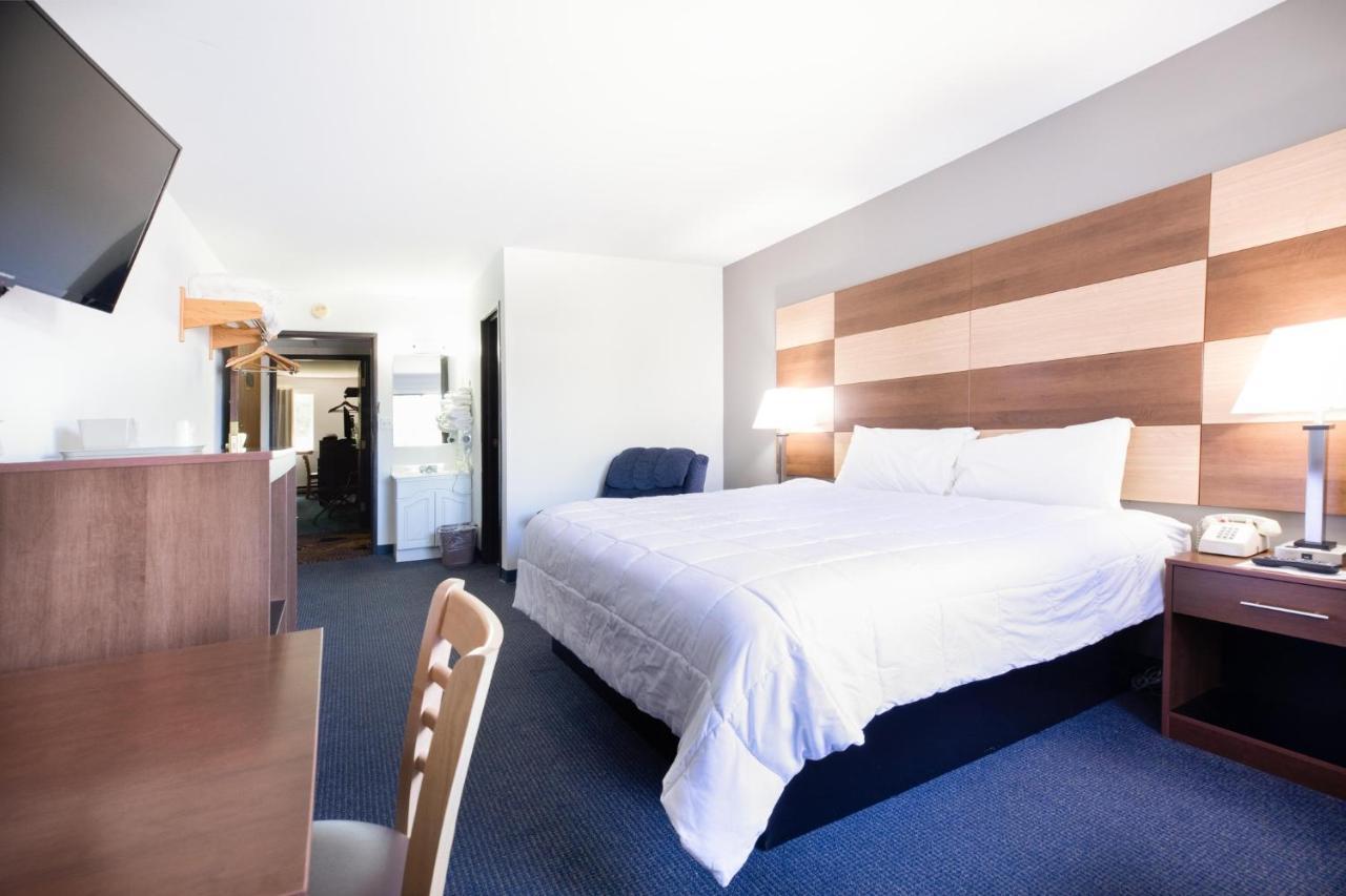 Northwoods Inn & Suites Миноккуа Экстерьер фото