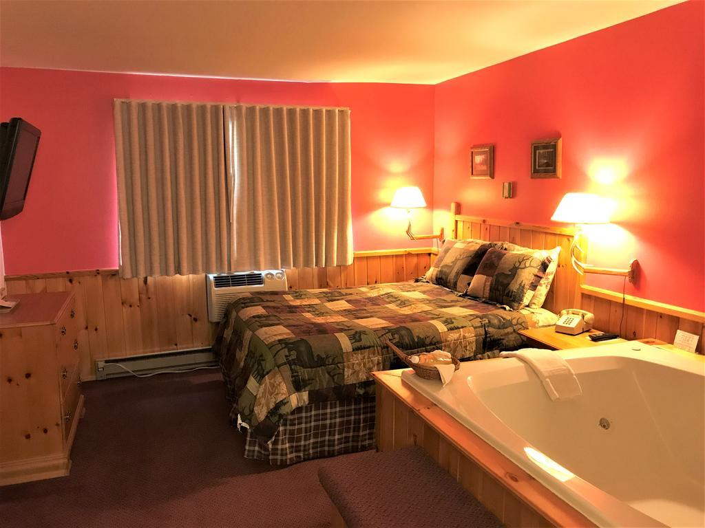 Northwoods Inn & Suites Миноккуа Экстерьер фото