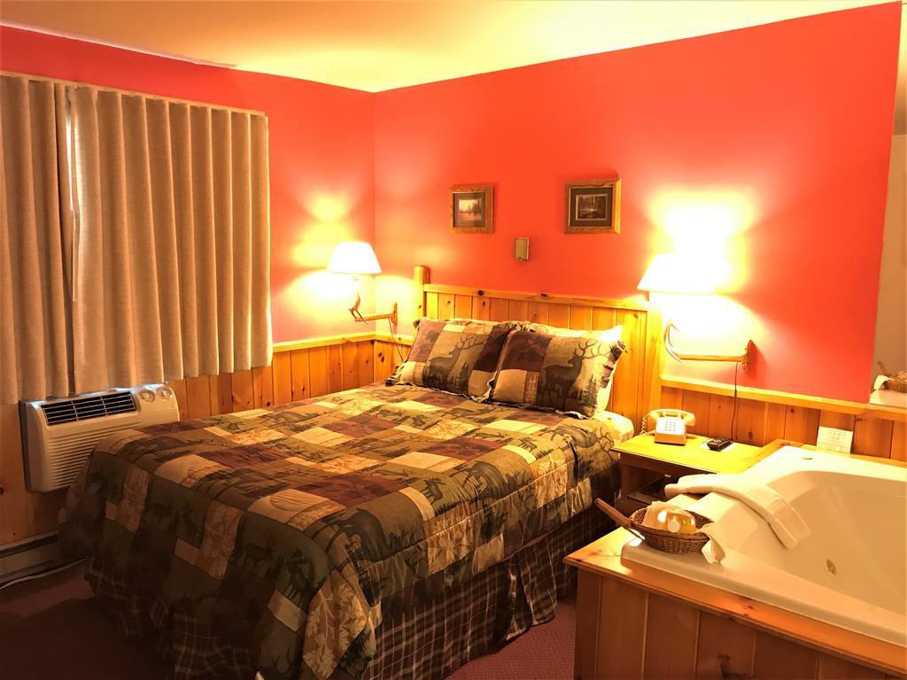Northwoods Inn & Suites Миноккуа Экстерьер фото