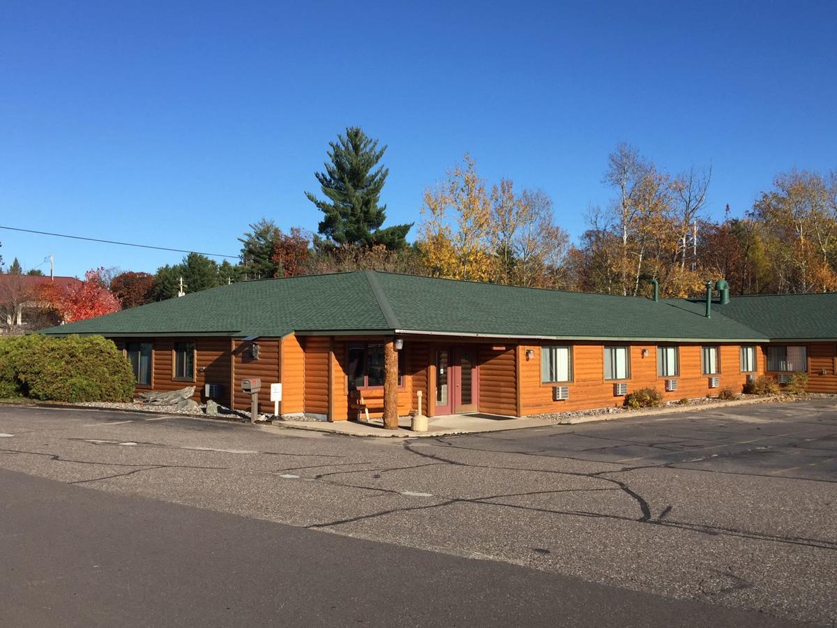 Northwoods Inn & Suites Миноккуа Экстерьер фото