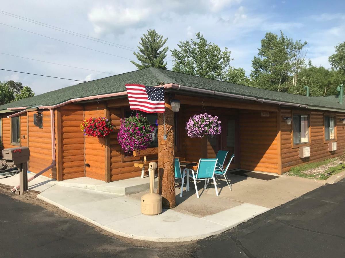 Northwoods Inn & Suites Миноккуа Экстерьер фото